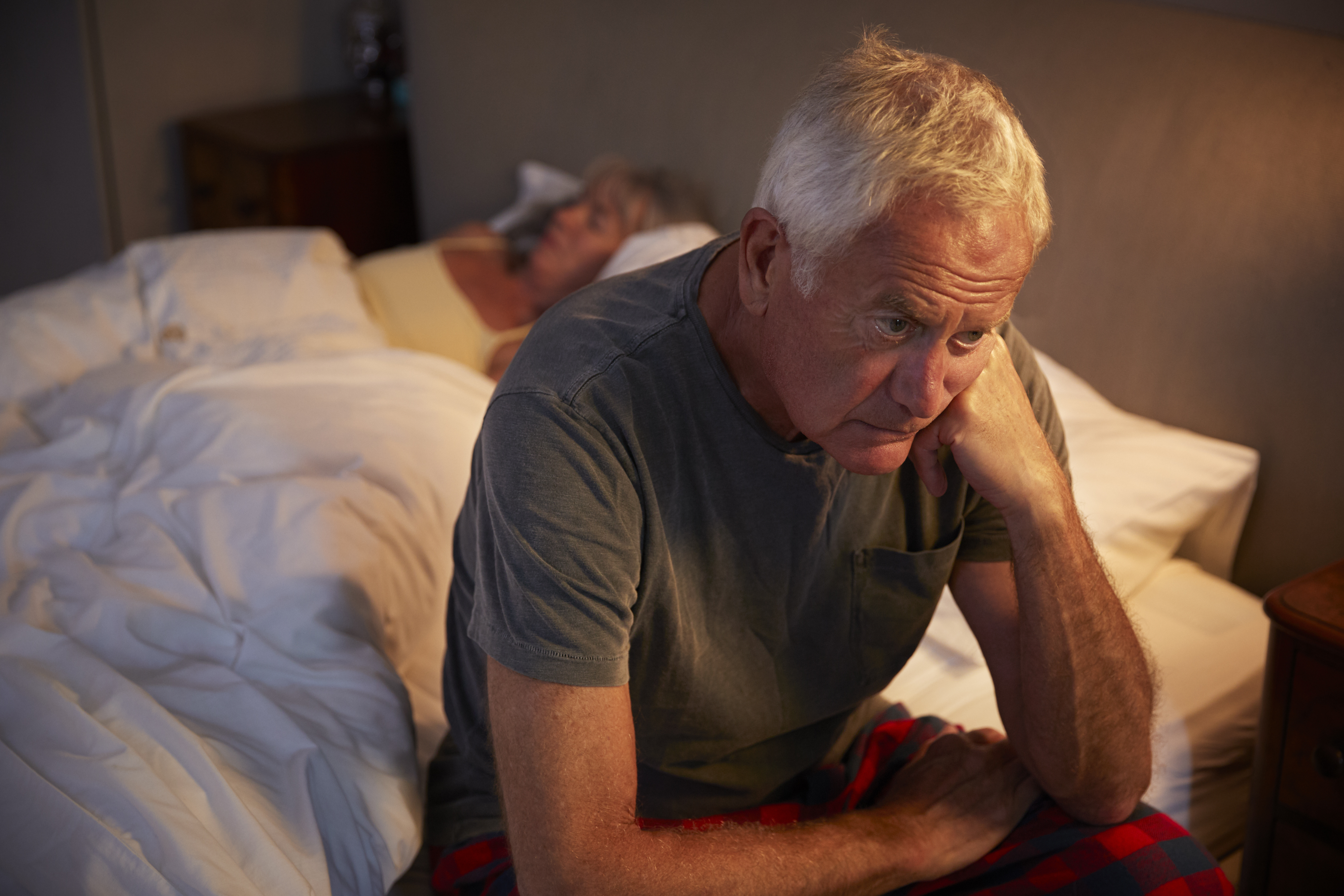 Лечение деменции у мужчин. Сон в пожилом возрасте. Нарушение сна у пожилых. Бессонница у пожилых. Сон у пожилых людей в старческом возрасте.
