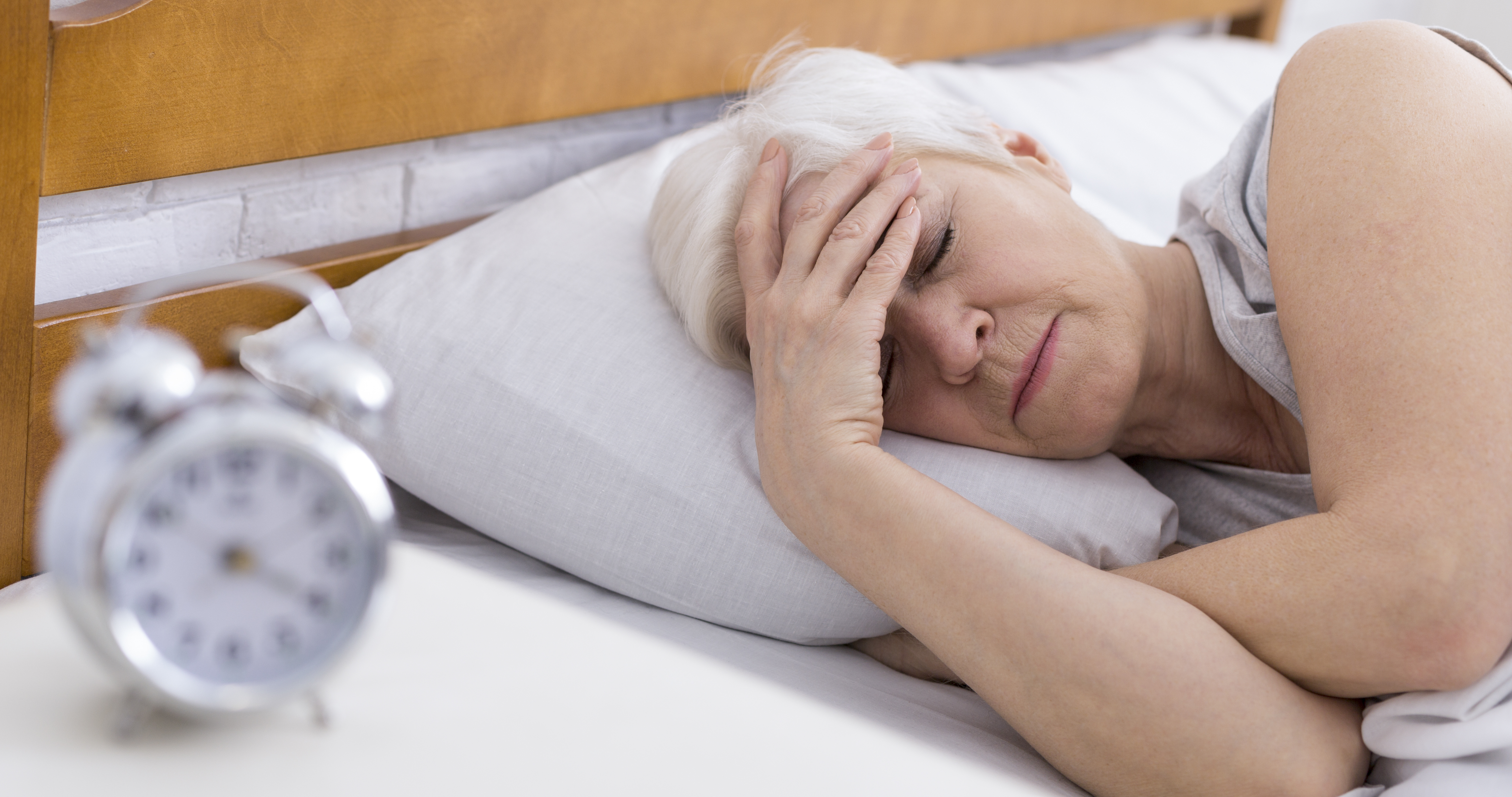 Почему пожилые много спят. Нарушение сна. Бессонница у пожилых. Нарушение сна у пожилых. Сон человека.