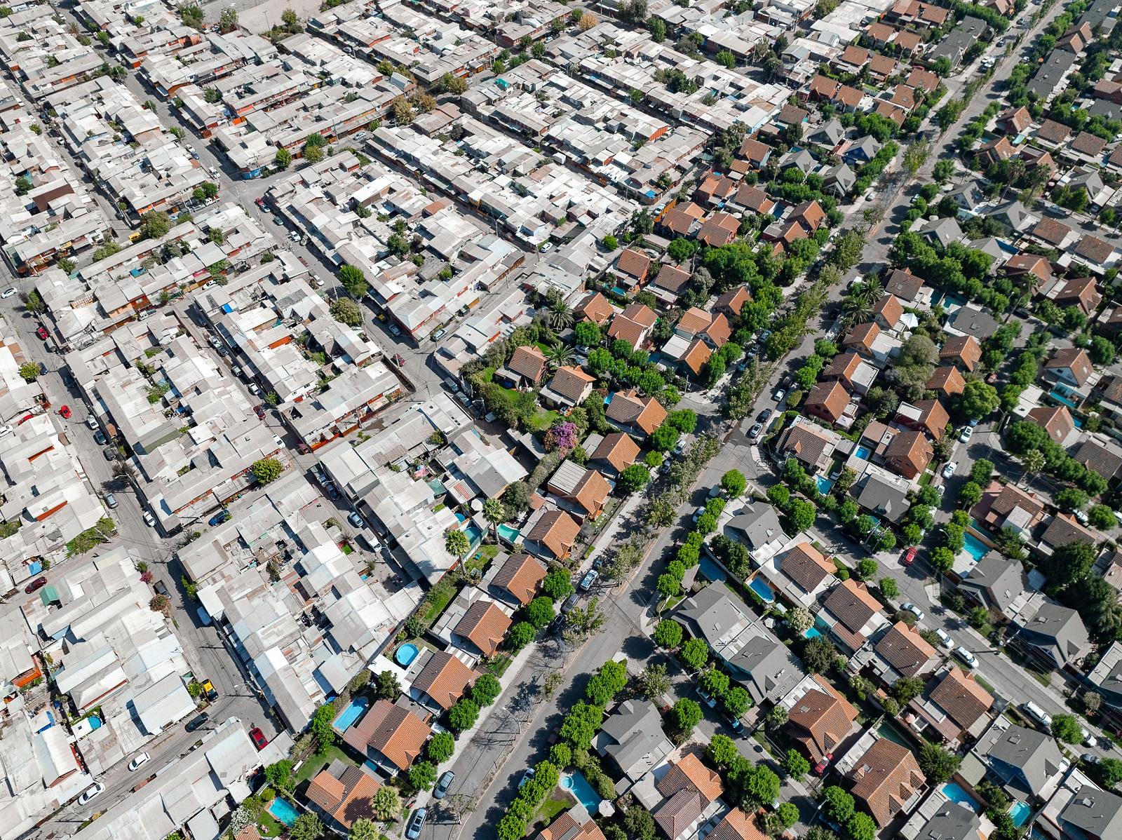 Unequal Scenes Chile Partitioned neighborhoods in the wealthy Peñalolén area