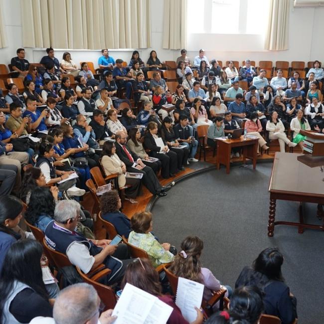 Audience gathered in a lecture hall during a presentation about Peru’s National Dementia Plan.