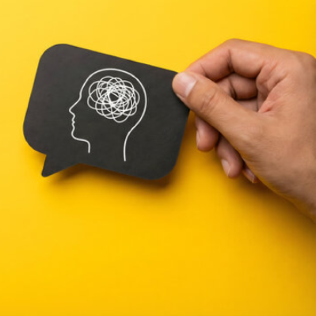 Illustration of a speech bubble containing a stylized brain, representing the connection between language and brain health.