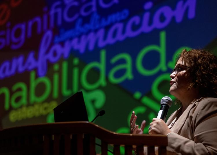 Marianna Longoria speaks at the National Institute of Medical Sciences and Nutrition in Mexico City
