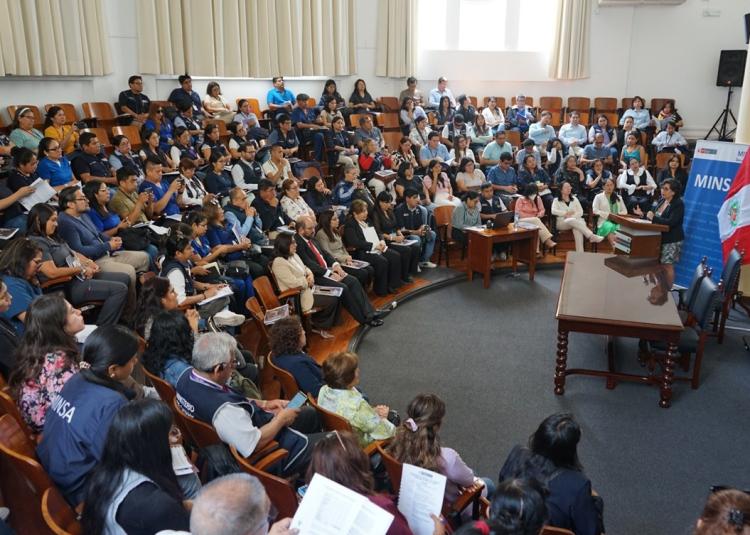 Audience gathered in a lecture hall during a presentation about Peru’s National Dementia Plan.