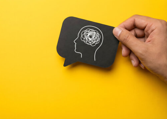 Illustration of a speech bubble containing a stylized brain, representing the connection between language and brain health.